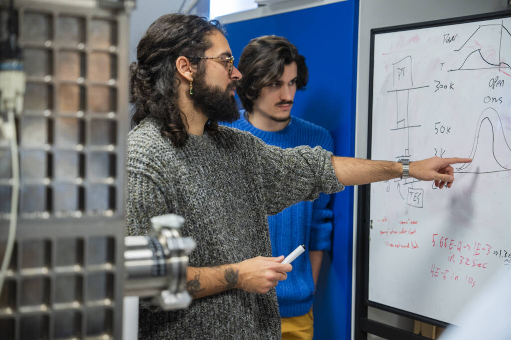 Discussion in the PAX lab at LKB